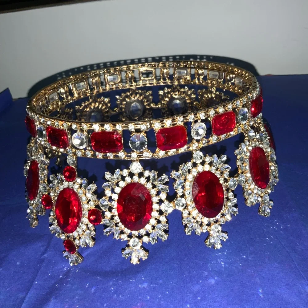 Red crown with gold tone. - Picture 3 of 12